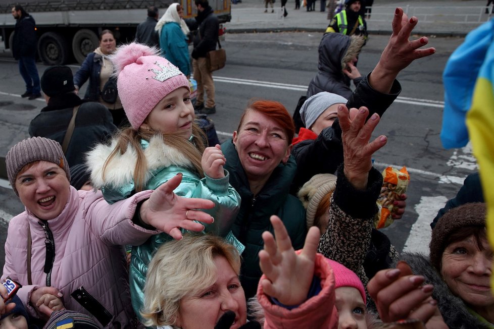 Čekání na humanitární pomoc v osvobozeném Chersonu (18. 11. 2022)