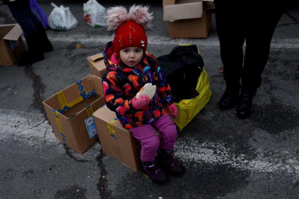 Čekání na humanitární pomoc v osvobozeném Chersonu (18. 11. 2022)