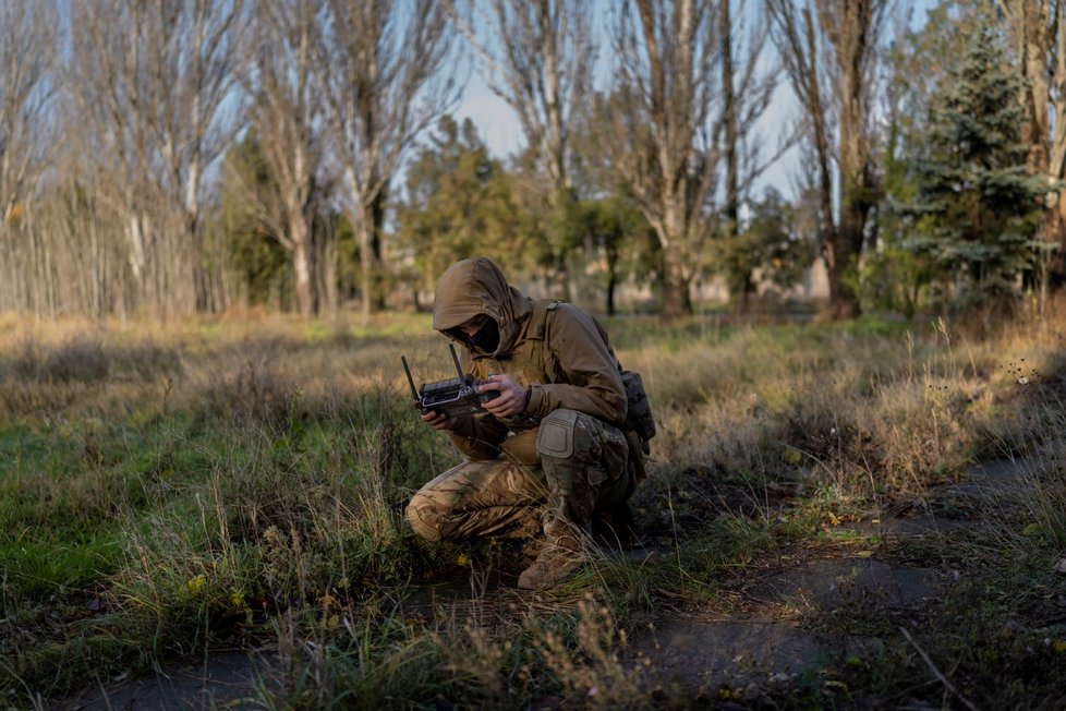 Ukrajinští vojáci při operaci proti ruským silám v Chersonské oblasti, 19. 11. 2022