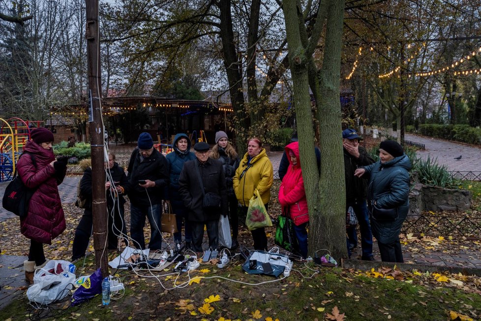 Nabíjení telefonů v osvobozeném Chersonu, 20. 11 2022