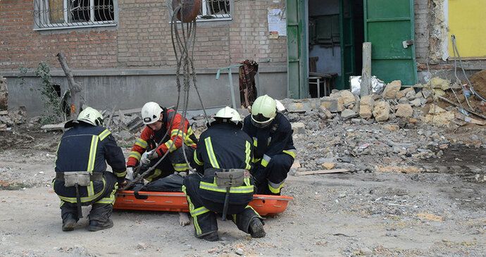 ONLINE: Ostřelování Mykolajivu nepřežil chlapec (†11). A další ruské rakety v Záporoží