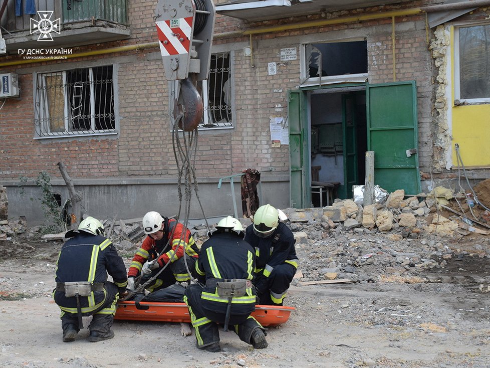 Následky ruského útoku na město Mykolajiv na Ukrajině (13. 10. 2022)