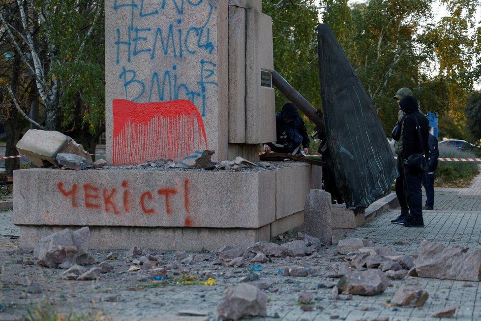 Vyšetřování a oprava následků ruských útoků v ukrajinském Mykolajivu.