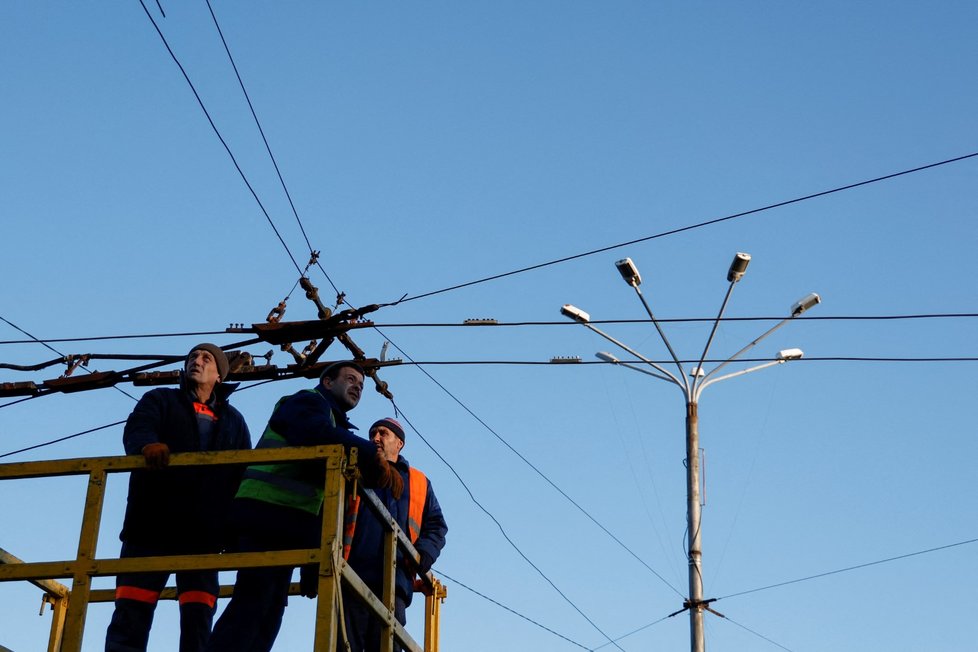 Vyšetřování a oprava následků ruských útoků v ukrajinském Mykolajivu (20. 10. 2022)