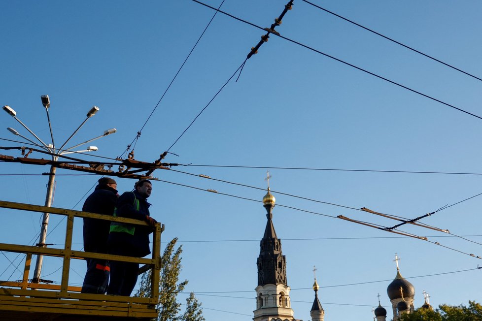 Vyšetřování a oprava následků ruských útoků v ukrajinském Mykolajivu (20. 10. 2022)