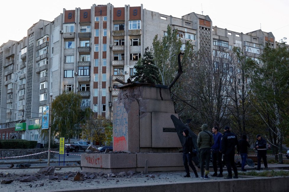 Vyšetřování a oprava následků ruských útoků v ukrajinském Mykolajivu.