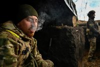 Ukrajinští vojáci se ve válce učí za pochodu. Třeba i z YouTube