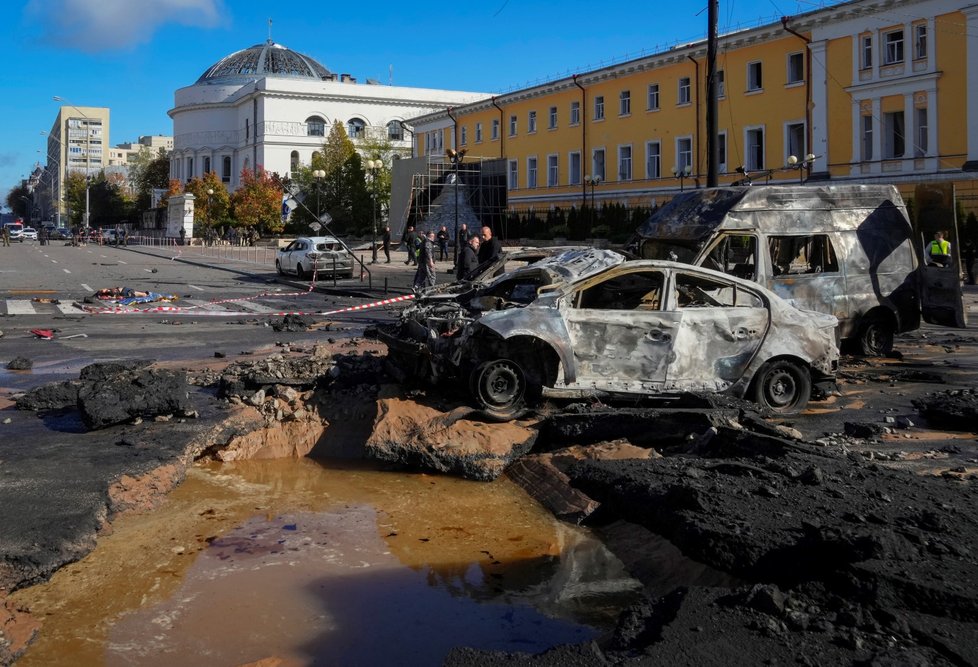 Následky ruských raketových útoků na Kyjev (10.10.2022)