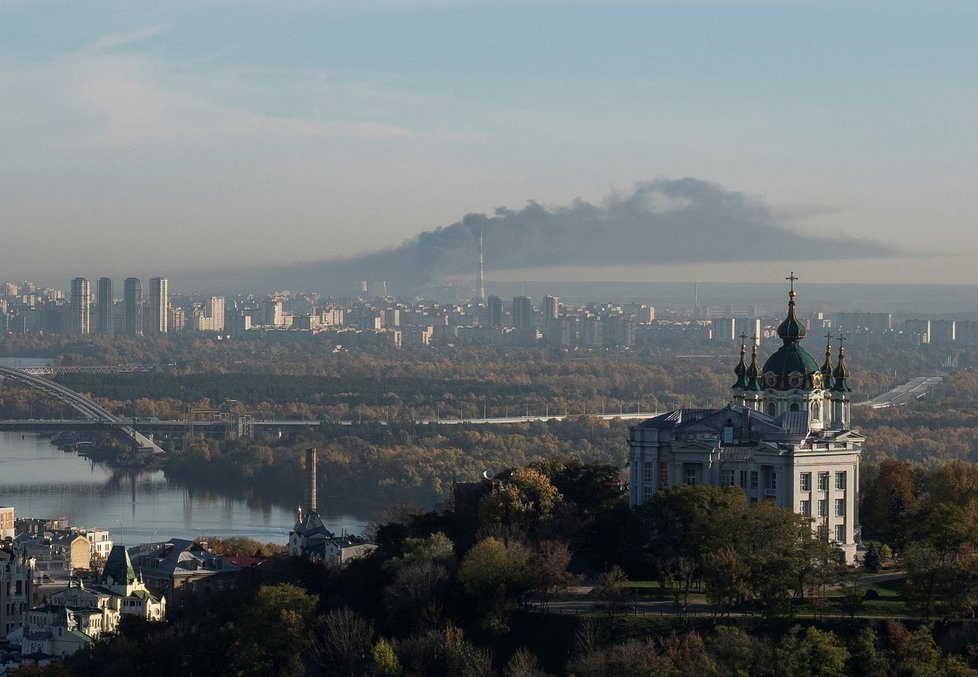 Dým po ruském útoku na okraji Kyjeva (18. 10. 2022)