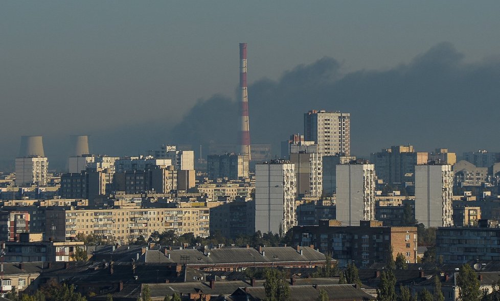 Dým po ruském útoku na okraji Kyjeva (18. 10. 2022)