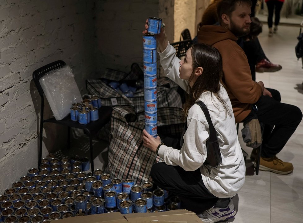 Dobrovolníci v Kyjevě vyrábějí osvětlení do zákopů pro ukrajinské vojáky (30. 10. 2022)
