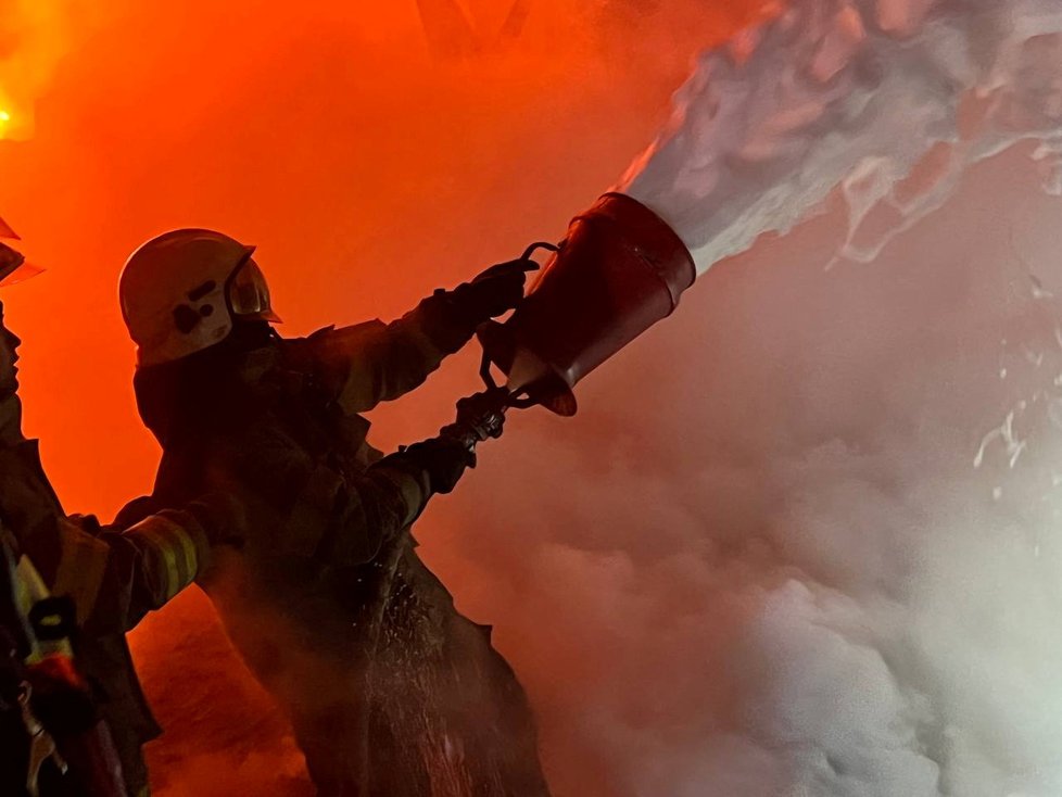 Požárníci bojují s následky ruského raketového útoku, Kyjev.