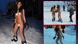 Velkolepá podívaná: Dvě nahé krásky projížděly na snowboardu centrem Kyjeva