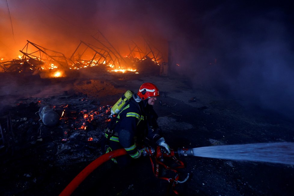 Kyjevští hasiči likvidují požár po ruském útoku (29. 12. 2023).