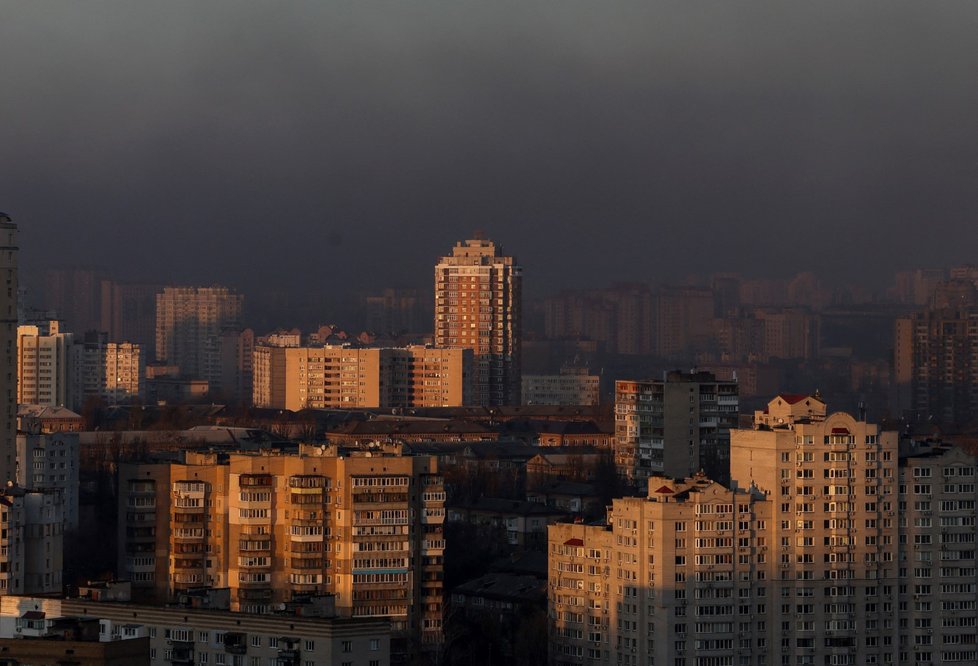 Kouř nad Kyjevem po ruském bombardování (29. 12. 2023)