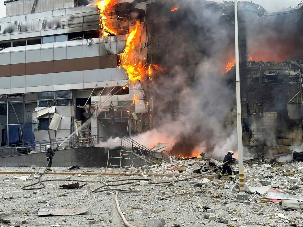 Kyjevští hasiči likvidují požár po ruském útoku (29. 12. 2023).