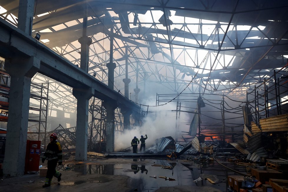 V Kyjevě po ruském masivním útoku shořelo skladiště (29. 12. 2023).