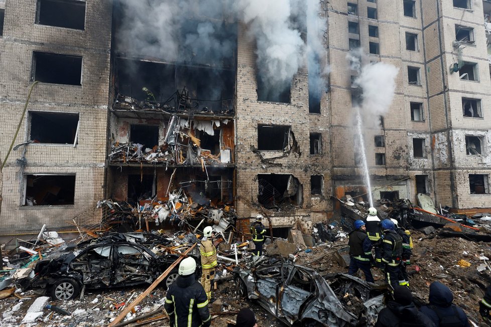 Obytný dům v Kyjevě zdemolovala ruská raketa (2. 1. 2024).