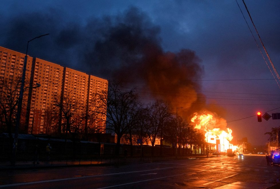 Kyjev: Exploze a požár po ruském raketovém bombardování (2. 1. 2024).