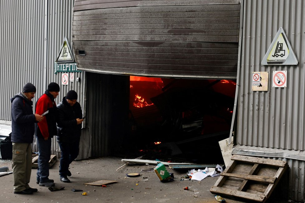 V Kyjevě po ruském masivním útoku shořelo skladiště (29. 12. 2023).