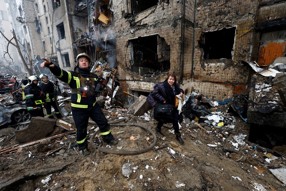 Obytný dům v Kyjevě zdemolovala ruská raketa (2. 1. 2024).