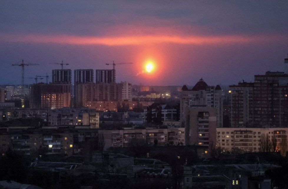Výbuch rakety nad Kyjevem (2. 1. 2024).