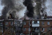 Brutální útok Rusů na Kyjev: Raketa zasáhla dům, metropole je bez vody, okolí bez proudu