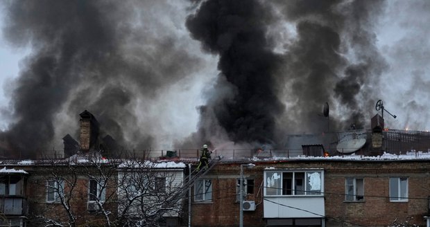 Brutální útok Rusů na Kyjev: Raketa zasáhla dům, metropole je bez vody, okolí bez proudu
