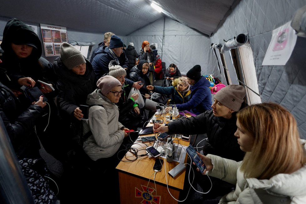 Kyjevané stojí frontu na vodu a dobíjejí si hromadně mobilní telefony