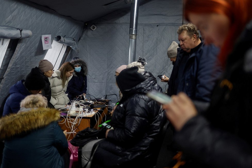Kyjevané stojí frontu na vodu a dobíjejí si hromadně mobilní telefony