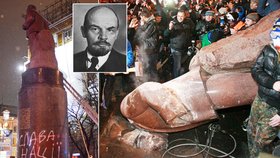 Ukrajinci svrhli v Kyjevě sochu Lenina a rozmlátili ji kladivem