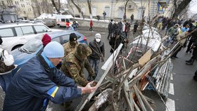 Stavba barikád v ukrajinských ulicích