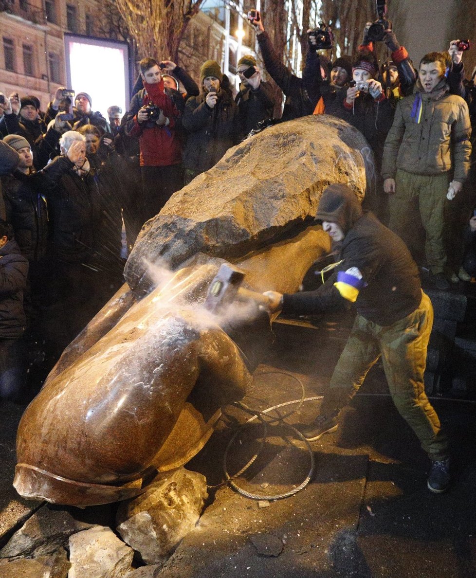 Svržený Lenin dostal co proto: Ukrajinští demonstranti ho rozmlátili kladivem