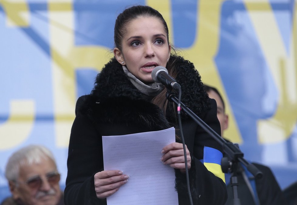 Dcera Julije Tymošenkové přečetla demonstrantům poselství své matky z vězení