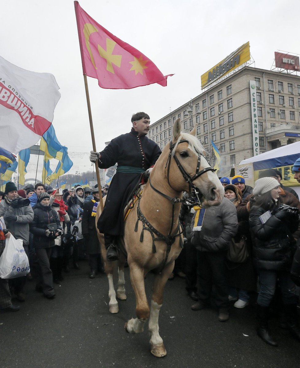 Demonstrant v Kyjevě převlečený za ukrajinského kozáka