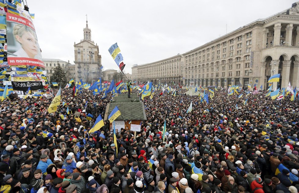 Zaplněné Náměstí Nezávilosti v centru ukrajinské metropole: Podle některých odhadů do ulic vyrazil až milion Ukrajinců