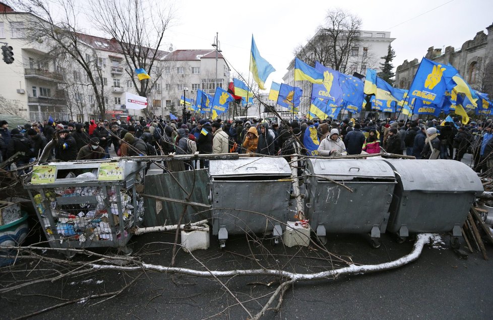 V Kyjevě jsou v ulicích i nadále vystavěné barikády