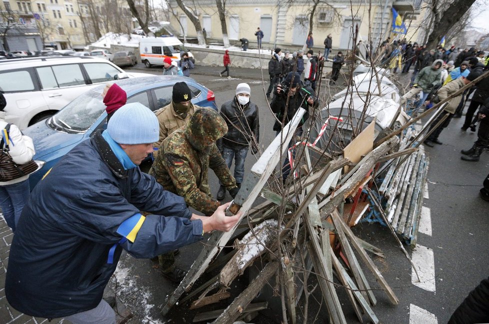 Stavba barikád v ukrajinských ulicích