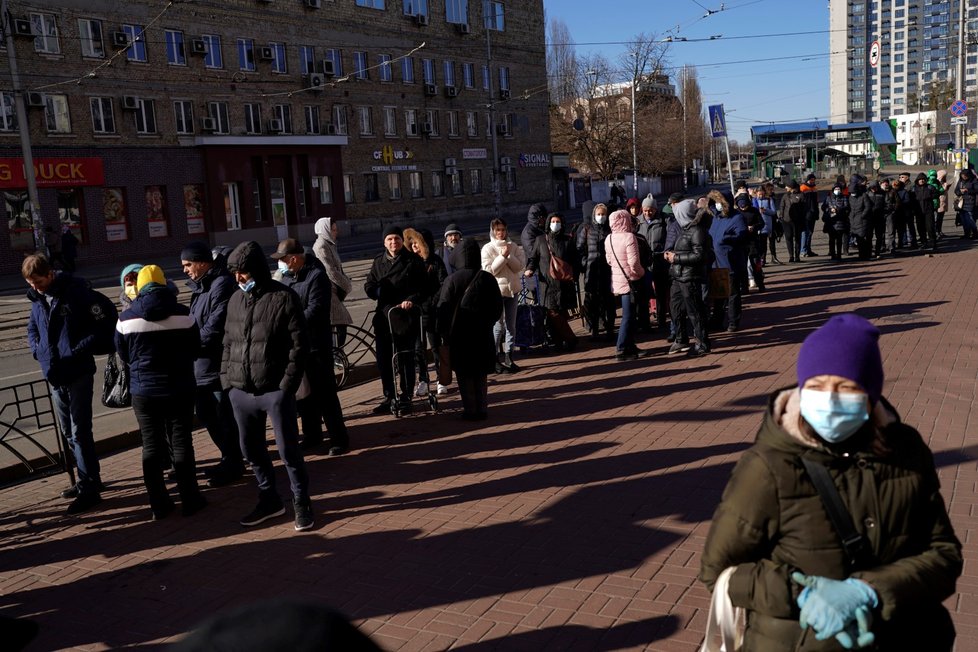 Kyjev, pondělí ráno: Enormní fronta u supermarketu.