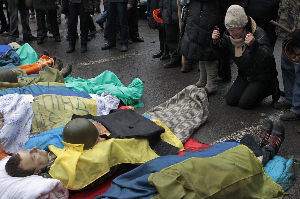 Ukrajinci oplakávají své mrtvé, kteří zemřeli při nepokojích.
