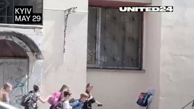 Ukrajinské děti se utíkaly schovat při útoku Rusů na Kyjev (29.5.2023).
