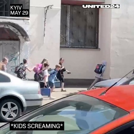 Ukrajinské děti se utíkaly schovat při útoku Rusů na Kyjev (29.5.2023).