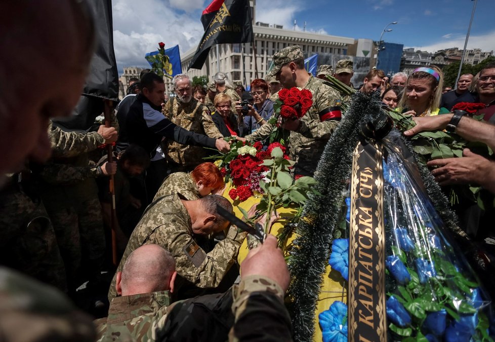Pohřeb padlého ukrajinského vojáka v Kyjevě (22.6.2022)