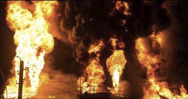 Fotografie požáru ropných zásobníků ze sociálních sítí.