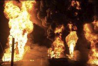 Požár rafinerie v Rusku zabil osm lidí, hrozil výbuch