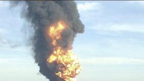 Fotografie požáru ropných zásobníků ze sociálních sítí