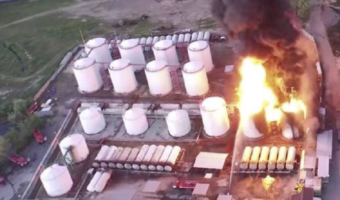 Fotografie požáru ropných zásobníků ze sociálních sítí.