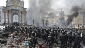 Scéna jako z obléhaného Staligrandu za druhé světové války. na jedné straně formace těžkooděnců prezidenta Janukovyče, na druhé překližkové barikády demonstrantů