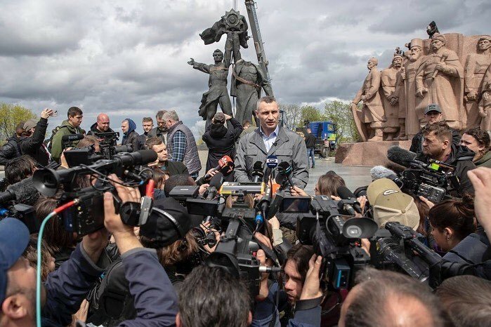 Vitalij Kličko u demontáže sovětského pomníku národní družby.