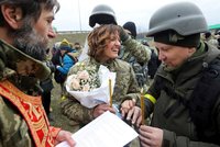 Svatba za války: Ukrajinští branci si řekli ano přímo na bojové linii. Nesundali ani uniformy